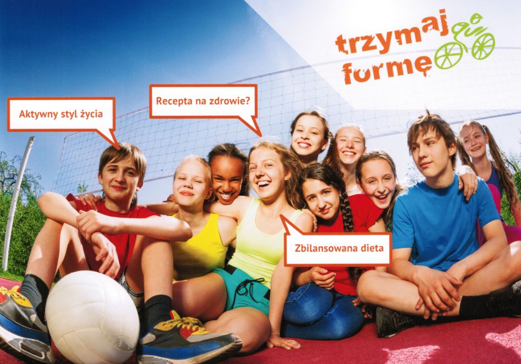 Zdjęcie przedstawiające grupę uśmiechniętych dzieci siedzących na boisku. Zamieszcznone są również komiksowe dymki, w których umieszczone są między innymi zdania: Aktywny styl życia. Recepta na zdrowie? Zbilansowana dieta.